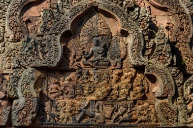 Ravana Shaking Mount Kailash sahnesi, 10. yüzyılda Kamboçya 'daki Banteay Srei Tapınağı' ndaki karmaşık kırmızı kumtaşı oymalarıyla betimlenen ünlü bir Hindu efsanesidir..