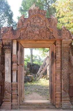 Kamboçya 'daki Banteay Srei Tapınağı' nda Shiva ve Parvati 'nin ilahi birleşmesi olan Uma-Mahesvara' yı tasvir eden taş oyma..