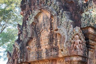 Aşk Tanrısı 'nın (Kamadeva) Banteay Srei Tapınağı, Kamboçya' da okunu attığını gösteren karmaşık taş atımı.