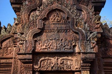 Kamboçya 'daki Banteay Srei Tapınağı' ndaki Khandava Ormanı 'nın yanmasını tasvir eden taş tasviri. Sahnede Arjuna ve Krishna at arabalarında, Indra fili Airavata 'nın tepesinde, yağmura tutulmuş gökyüzünü dolduran oklar, kaçan kuşlar ve hayvanlar, ve Takthe