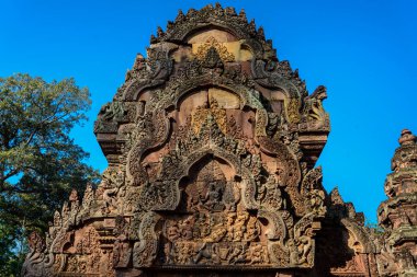 Ravana Shaking Mount Kailash sahnesi, 10. yüzyılda Kamboçya 'daki Banteay Srei Tapınağı' ndaki karmaşık kırmızı kumtaşı oymalarıyla betimlenen ünlü bir Hindu efsanesidir..