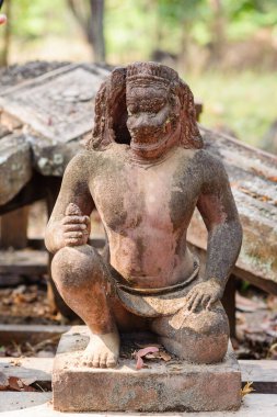 Kamboçya 'daki Angkor döneminden kalma Hindu tapınağı Banteay Srei Tapınağı' ndaki taş aslan heykeli karmaşık pembe kumtaşı işçiliği sergiliyor..