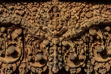 Banteay Srei Tapınağı, Kamboçya 'da Angkor döneminden kalma bir Hindu tapınağı, karmaşık pembe kumtaşı oymaları ve olağanüstü işçiliği ile ünlüdür..
