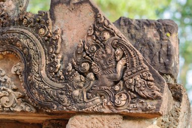 Banteay Srei Tapınağı, Kamboçya 'da Angkor döneminden kalma bir Hindu tapınağı, karmaşık pembe kumtaşı oymaları ve olağanüstü işçiliği ile ünlüdür..