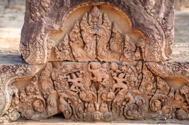 Banteay Srei Tapınağı, Kamboçya 'da Angkor döneminden kalma bir Hindu tapınağı, karmaşık pembe kumtaşı oymaları ve olağanüstü işçiliği ile ünlüdür..