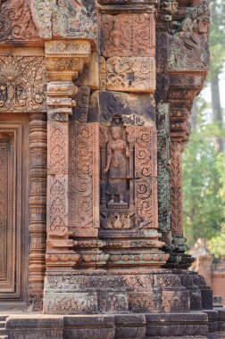 Banteay Srei Tapınağı, Kamboçya 'da Angkor döneminden kalma bir Hindu tapınağı, karmaşık pembe kumtaşı oymaları ve olağanüstü işçiliği ile ünlüdür..