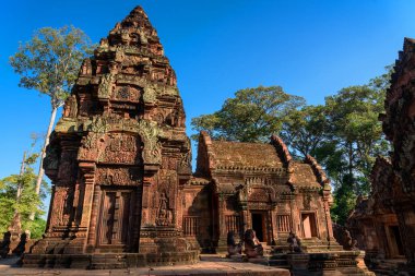 Banteay Srei Tapınağı, Kamboçya 'da Angkor döneminden kalma bir Hindu tapınağı, karmaşık pembe kumtaşı oymaları ve olağanüstü işçiliği ile ünlüdür..