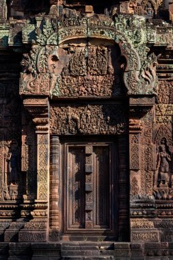 Banteay Srei Tapınağı, Kamboçya 'da Angkor döneminden kalma bir Hindu tapınağı, karmaşık pembe kumtaşı oymaları ve olağanüstü işçiliği ile ünlüdür..