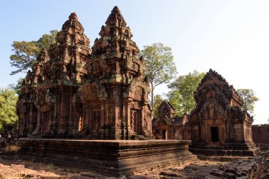 Banteay Srei Tapınağı, Kamboçya 'da Angkor döneminden kalma bir Hindu tapınağı, karmaşık pembe kumtaşı oymaları ve olağanüstü işçiliği ile ünlüdür..