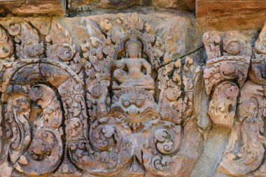 Banteay Srei Tapınağı, Kamboçya 'da Angkor döneminden kalma bir Hindu tapınağı, karmaşık pembe kumtaşı oymaları ve olağanüstü işçiliği ile ünlüdür..
