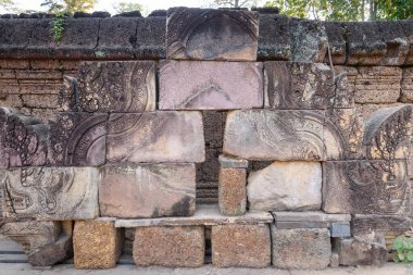 Banteay Srei Tapınağı, Kamboçya 'da Angkor döneminden kalma bir Hindu tapınağı, karmaşık pembe kumtaşı oymaları ve olağanüstü işçiliği ile ünlüdür..