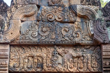 Banteay Srei Tapınağı, Kamboçya 'da Angkor döneminden kalma bir Hindu tapınağı, karmaşık pembe kumtaşı oymaları ve olağanüstü işçiliği ile ünlüdür..
