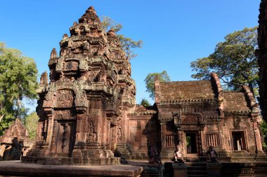 Banteay Srei Tapınağı, Kamboçya 'da Angkor döneminden kalma bir Hindu tapınağı, karmaşık pembe kumtaşı oymaları ve olağanüstü işçiliği ile ünlüdür..