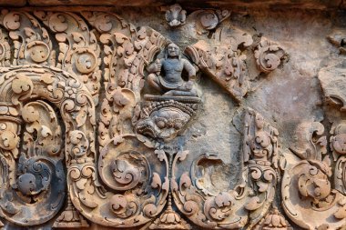 Banteay Srei Tapınağı, Kamboçya 'da Angkor döneminden kalma bir Hindu tapınağı, karmaşık pembe kumtaşı oymaları ve olağanüstü işçiliği ile ünlüdür..