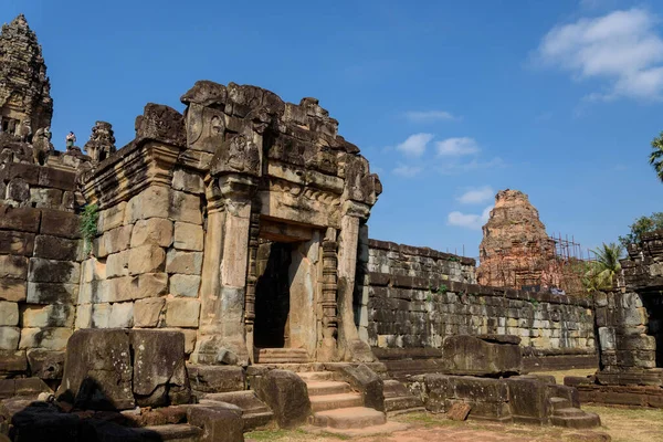 Siem Reap, Kamboçya 'daki antik Angkor dönemi tapınağı Bakong Tapınağı, basamaklı piramit mimarisi ve Angkor medeniyetinin ilk büyük anıtlarından biri rolüyle tanındı..