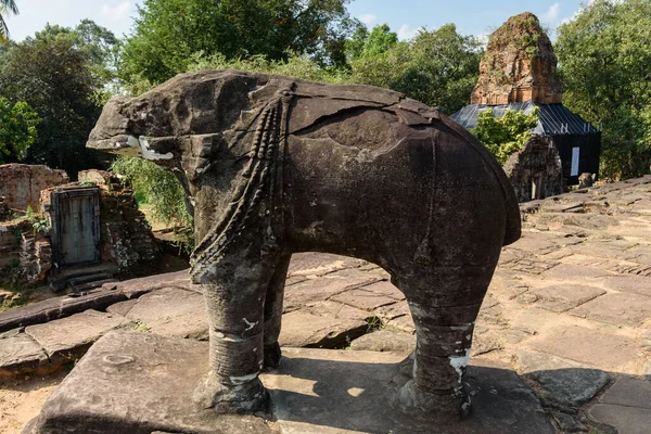 Siem Reap, Kamboçya 'daki antik Angkor dönemi tapınağı Bakong Tapınağı, basamaklı piramit mimarisi ve Angkor medeniyetinin ilk büyük anıtlarından biri rolüyle tanındı..