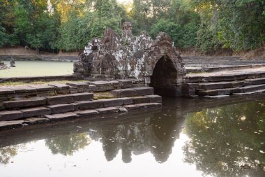 Neak Pean Tapınağı, Siem Reap, Kamboçya, Angkor bölgesinde bir Khmer kralı tarafından inşa edilecek son baray 'ın (Preah Khan Baray veya Jayataka) ortasında küçük bir ada tapınağı..