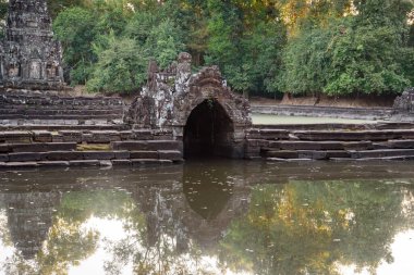 Neak Pean Tapınağı, Siem Reap, Kamboçya, Angkor bölgesinde bir Khmer kralı tarafından inşa edilecek son baray 'ın (Preah Khan Baray veya Jayataka) ortasında küçük bir ada tapınağı..