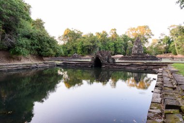 Neak Pean Tapınağı, Siem Reap, Kamboçya, Angkor bölgesinde bir Khmer kralı tarafından inşa edilecek son baray 'ın (Preah Khan Baray veya Jayataka) ortasında küçük bir ada tapınağı..
