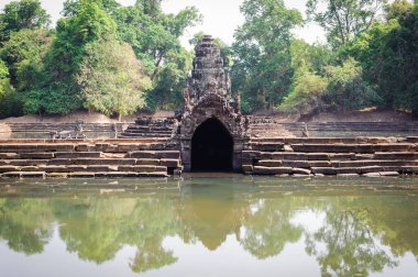 Neak Pean Tapınağı, Siem Reap, Kamboçya, Angkor bölgesinde bir Khmer kralı tarafından inşa edilecek son baray 'ın (Preah Khan Baray veya Jayataka) ortasında küçük bir ada tapınağı..
