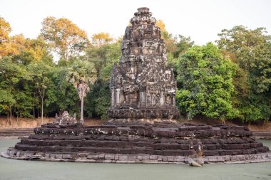 Neak Pean Tapınağı, Siem Reap, Kamboçya, Angkor bölgesinde bir Khmer kralı tarafından inşa edilecek son baray 'ın (Preah Khan Baray veya Jayataka) ortasında küçük bir ada tapınağı..