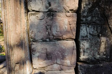 Thma Puok Bölgesi 'ndeki Banteay Chhmar Tapınağı' ndaki karmaşık bas-yardım heykeli, klasik Khmer sanatı ve mimari ayrıntılarını gözler önüne seriyor..