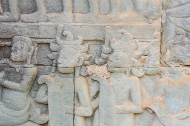 Bayon Tapınağı, Angkor, Kamboçya 'daki taştan kabartmalar, Angkor döneminin kültürel, sosyal ve sanatsal zenginliğini yansıtan Khmer halkının hem askeri faaliyetlerini hem de günlük aktivitelerini tasvir ediyor..