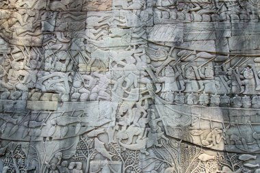 Bayon Tapınağı, Angkor, Kamboçya 'daki taştan kabartmalar, Angkor döneminin kültürel, sosyal ve sanatsal zenginliğini yansıtan Khmer halkının hem askeri faaliyetlerini hem de günlük aktivitelerini tasvir ediyor..