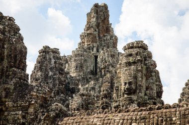 Angkor Thom 'daki Bayon Tapınağı, Siem Reap, Kamboçya, 12. yüzyıl Khmer Budist tapınağı, sakin taş yüzleri, ayrıntılı bas-yardım ve ayırt edici Khmer mimarisi ile ünlüdür..
