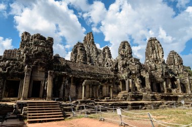 Angkor Thom 'daki Bayon Tapınağı, Siem Reap, Kamboçya, 12. yüzyıl Khmer Budist tapınağı, sakin taş yüzleri, ayrıntılı bas-yardım ve ayırt edici Khmer mimarisi ile ünlüdür..