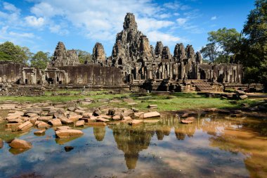 Angkor Thom 'daki Bayon Tapınağı, Siem Reap, Kamboçya, 12. yüzyıl Khmer Budist tapınağı, sakin taş yüzleri, ayrıntılı bas-yardım ve ayırt edici Khmer mimarisi ile ünlüdür..
