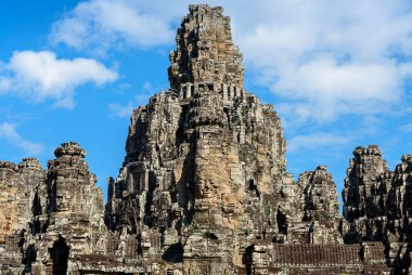 Angkor Thom 'daki Bayon Tapınağı, Siem Reap, Kamboçya, 12. yüzyıl Khmer Budist tapınağı, sakin taş yüzleri, ayrıntılı bas-yardım ve ayırt edici Khmer mimarisi ile ünlüdür..