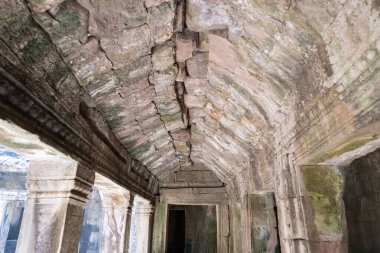 Angkor Thom 'daki Bayon Tapınağı, Siem Reap, Kamboçya, 12. yüzyıl Khmer Budist tapınağı, sakin taş yüzleri, ayrıntılı bas-yardım ve ayırt edici Khmer mimarisi ile ünlüdür..