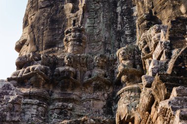 Hindu tanrısı İndra 'nın üç başlı semavi fili Airavata' ya binen taş oyması, Angkor Thom, Kamboçya 'nın girişinde, klasik Khmer dini sanatını yansıtıyor..