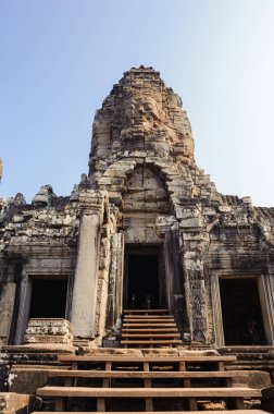 Angkor Thom 'daki Bayon Tapınağı, Siem Reap, Kamboçya, 12. yüzyıl Khmer Budist tapınağı, sakin taş yüzleri, ayrıntılı bas-yardım ve ayırt edici Khmer mimarisi ile ünlüdür..