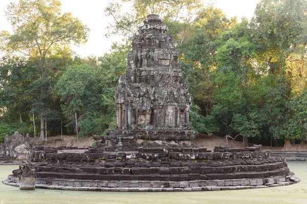 Neak Pean Tapınağı, Siem Reap, Kamboçya, Angkor bölgesinde bir Khmer kralı tarafından inşa edilecek son baray 'ın (Preah Khan Baray veya Jayataka) ortasında küçük bir ada tapınağı..