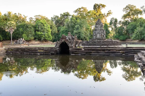 Neak Pean Tapınağı, Siem Reap, Kamboçya, Angkor bölgesinde bir Khmer kralı tarafından inşa edilecek son baray 'ın (Preah Khan Baray veya Jayataka) ortasında küçük bir ada tapınağı..