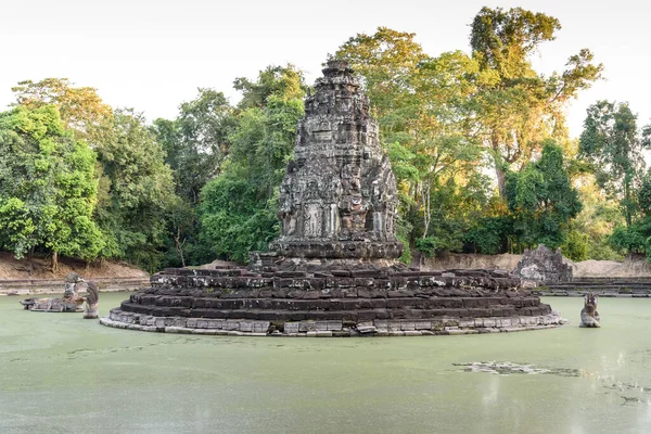 Neak Pean Tapınağı, Siem Reap, Kamboçya, Angkor bölgesinde bir Khmer kralı tarafından inşa edilecek son baray 'ın (Preah Khan Baray veya Jayataka) ortasında küçük bir ada tapınağı..