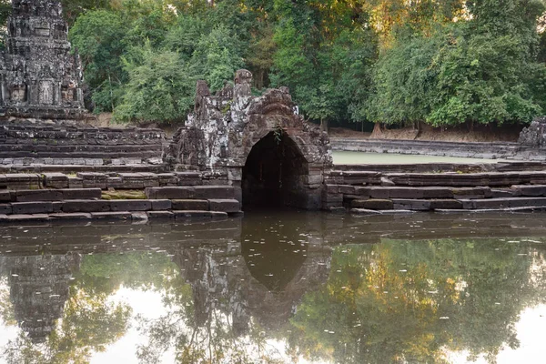 Neak Pean Tapınağı, Siem Reap, Kamboçya, Angkor bölgesinde bir Khmer kralı tarafından inşa edilecek son baray 'ın (Preah Khan Baray veya Jayataka) ortasında küçük bir ada tapınağı..