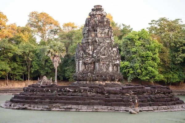 Neak Pean Tapınağı, Siem Reap, Kamboçya, Angkor bölgesinde bir Khmer kralı tarafından inşa edilecek son baray 'ın (Preah Khan Baray veya Jayataka) ortasında küçük bir ada tapınağı..