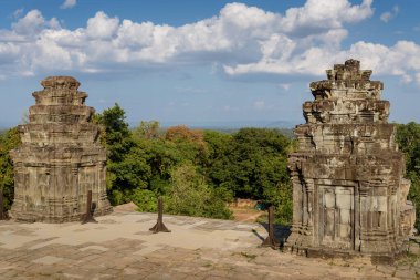 Angkor 'daki Phnom Bakheng Tapınağı, Siem Reap, Kamboçya, piramit şeklindeki yapısı ve panoramik manzarasıyla ünlüdür..