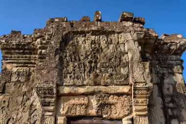 Angkor 'daki Phnom Bakheng Tapınağı, Siem Reap, Kamboçya, piramit şeklindeki yapısı ve panoramik manzarasıyla ünlüdür..