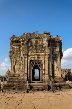Angkor 'daki Phnom Bakheng Tapınağı, Siem Reap, Kamboçya, piramit şeklindeki yapısı ve panoramik manzarasıyla ünlüdür..