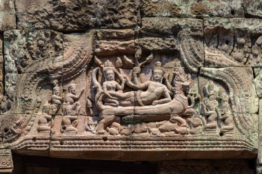 Narai Banthomsin 'in muhteşem linteli canavar naga ve ejderha üzerinde Preah Khan tapınağı, Siem Reap, Kamboçya denizinde.