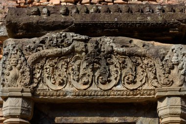 Kamboçya 'nın Roluos grubunda Angkor döneminden kalma bir Hindu tapınağı olan Preah Ko Tapınağı' nda klasik Khmer sanatı ve zanaatı sergileniyor..