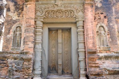 Kamboçya 'nın Roluos grubunda Angkor döneminden kalma bir Hindu tapınağı olan Preah Ko Tapınağı' nda klasik Khmer sanatı ve zanaatı sergileniyor..