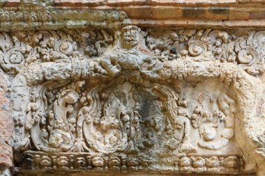 Kamboçya 'nın Roluos grubunda Angkor döneminden kalma bir Hindu tapınağı olan Preah Ko Tapınağı' nda klasik Khmer sanatı ve zanaatı sergileniyor..