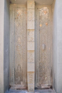 Kamboçya 'nın Roluos grubunda Angkor döneminden kalma bir Hindu tapınağı olan Preah Ko Tapınağı' nda klasik Khmer sanatı ve zanaatı sergileniyor..