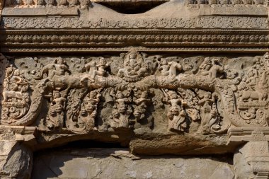 Kamboçya 'nın Roluos grubunda Angkor döneminden kalma bir Hindu tapınağı olan Preah Ko Tapınağı' nda klasik Khmer sanatı ve zanaatı sergileniyor..