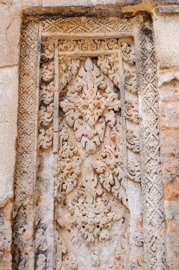 Kamboçya 'nın Roluos grubunda Angkor döneminden kalma bir Hindu tapınağı olan Preah Ko Tapınağı' nda klasik Khmer sanatı ve zanaatı sergileniyor..
